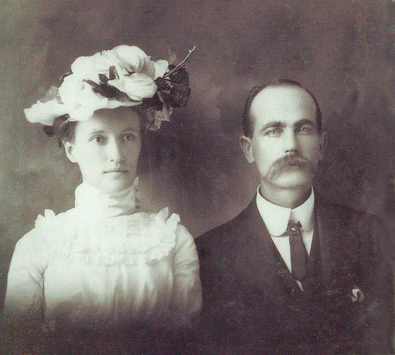 hubert harris buck & annie laura graham wedding 22 aug 1901 closeup.jpg